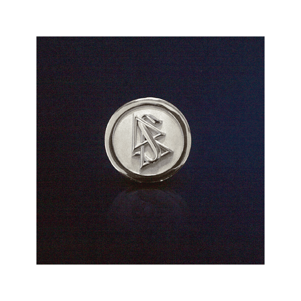 Szcientológia-kitűző